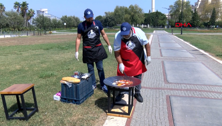 Adanada hissedilen sıcaklık 50 dereceyi aştı, güneşte tost pişti Adanada hissedilen sıcaklık 50 dereceyi aştı, güneşte tost pişti