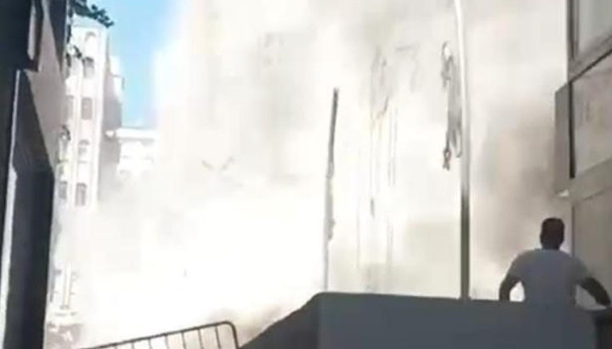Şanlıurfada depremden hasar gören bina ıslık sesiyle yıkıldı