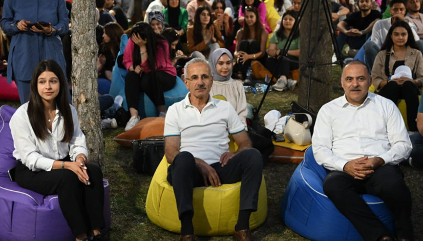 Bakan Uraloğlundan gençlere mesaj: Mutlaka bir yabancı dil öğrenin