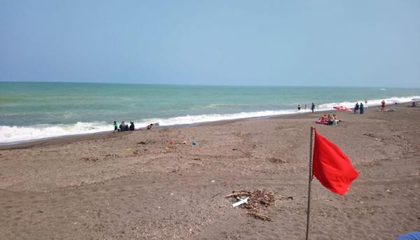 Denize girmek yasaklandı... Yoğun dalga ve akıntı sebebiyle Akçakocada vatandaşlara uyarı...