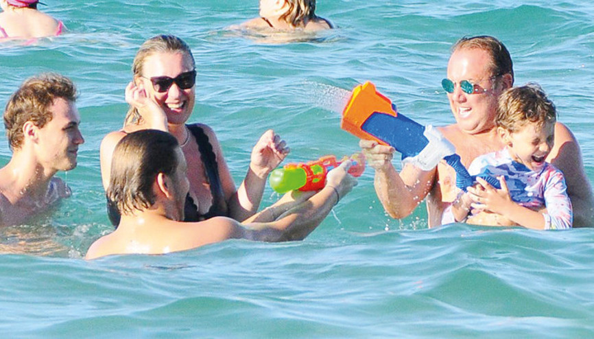 Şoray Uzun eşi ve çocuklarıyla tatilde