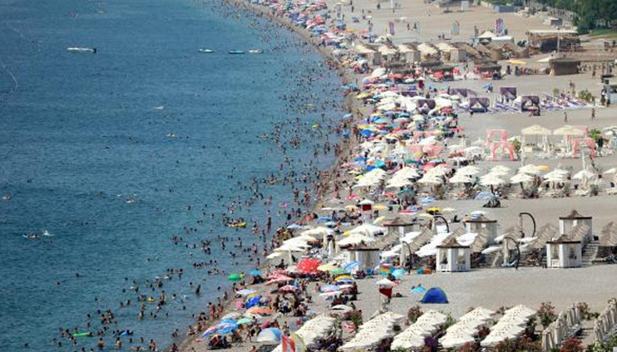 Antalyada yüksek sıcaklık ve nem: Sahillere akın ettiler