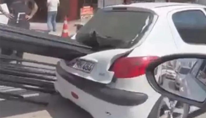 Kamyonetteki demir borular otomobile saplandı