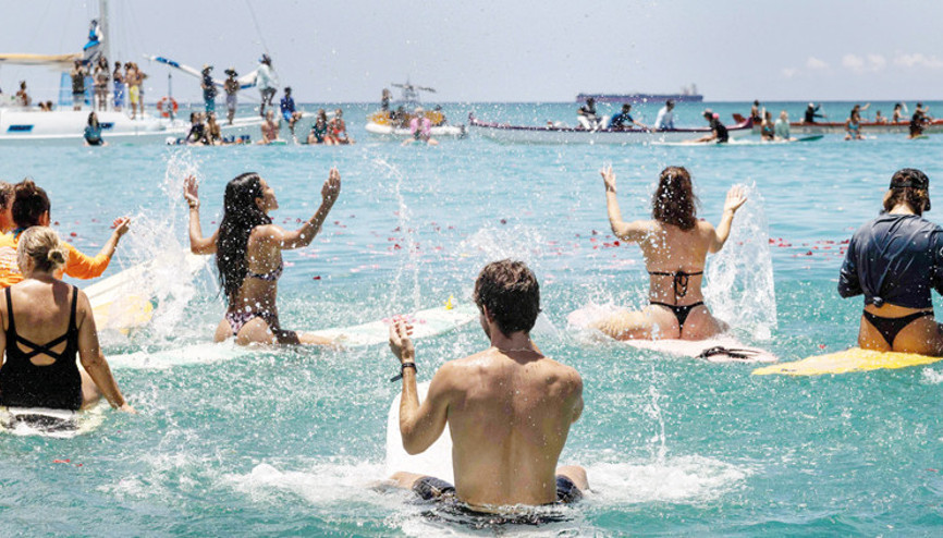 Hawaii’de ölenler denizde anıldı