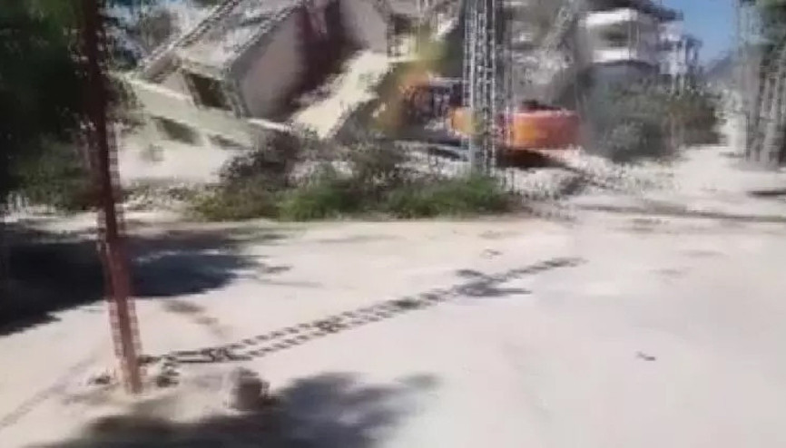 Bina yıkım esnasında iş makinesinin üzerine çöktü