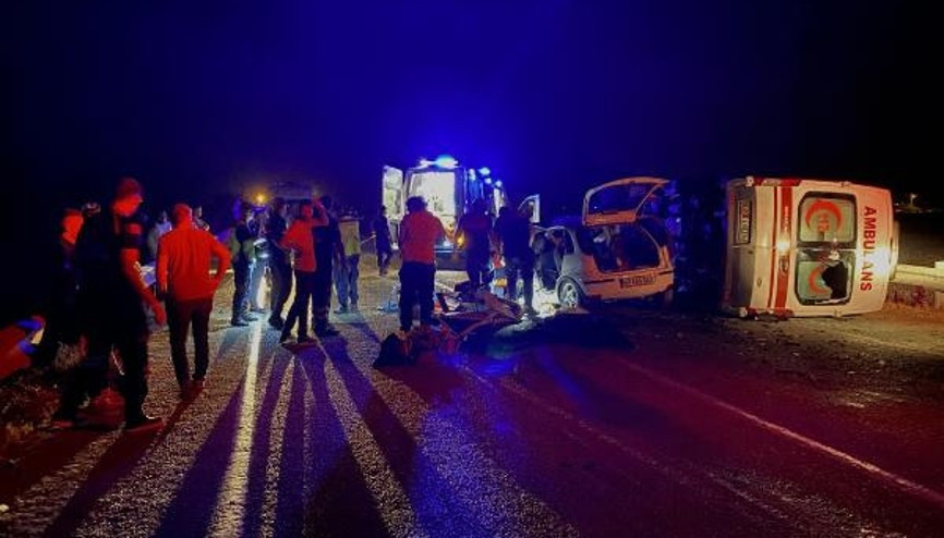 Osmaniyede feci kaza Ambulans ile otomobil çarpıştı, ölü ve yaralılar var