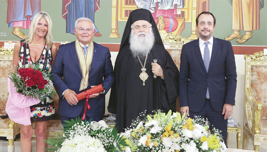 Lobilerin Senatörü Menendez Rum kesiminde... Türklere kin kustu Rum madalyasını kaptı