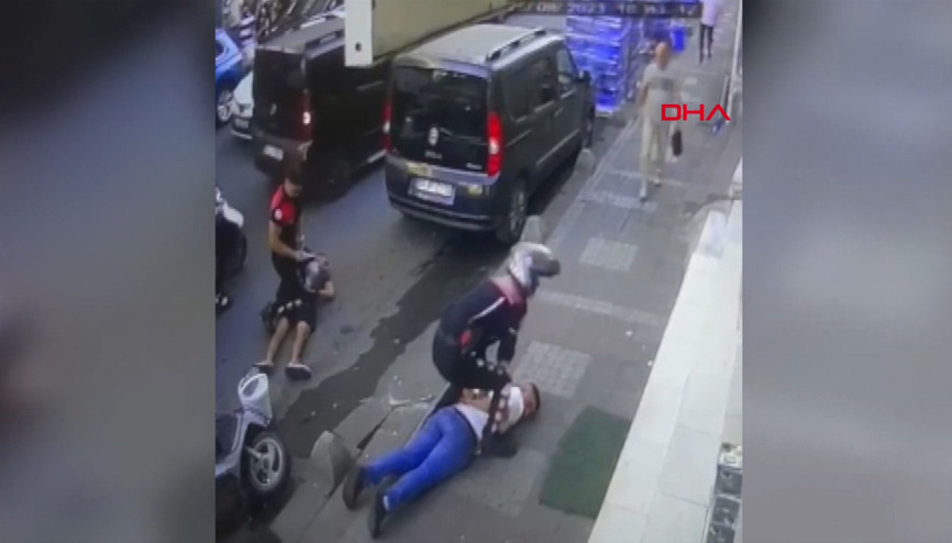 Polisin dur ihtarına uymayan motosikletliden silah ve uyuşturucu çıktı O anlar kamerada Polisin dur ihtarına uymayan motosikletliden silah ve uyuşturucu çıktı O anlar kamerada