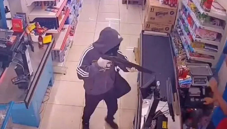 İzmirde soyguncu yanlışlıkla kendini vurdu... O anlar kamerada