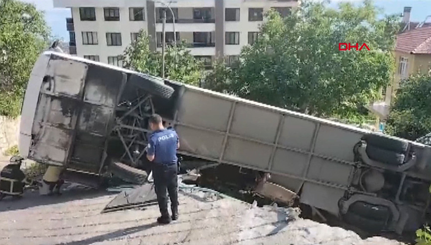 Karamanda tur otobüsü, evin bahçesine devrildi: 24 yaralı