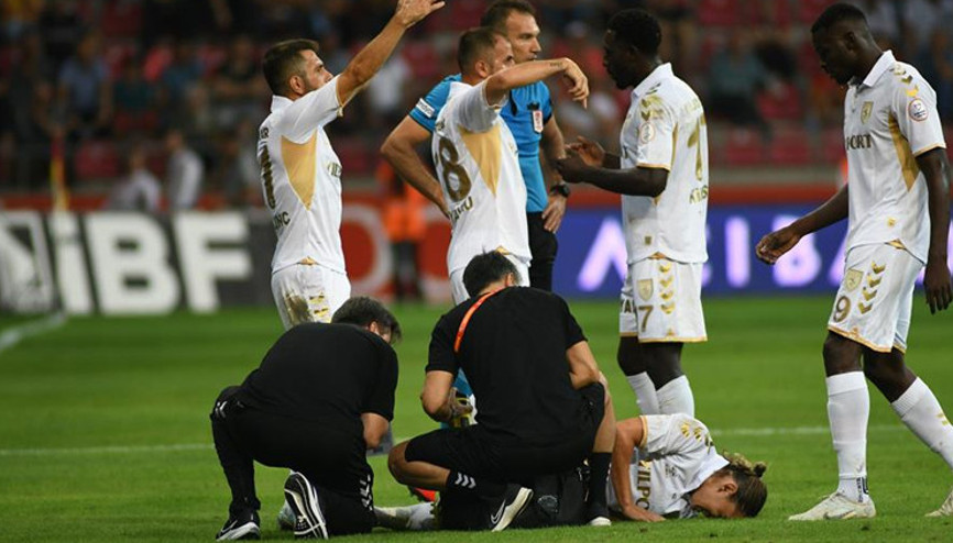 Taylan Antalyalı ayağında kırık şüphesiyle hastaneye kaldırıldı