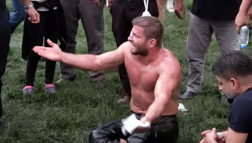 Başpehlivan Balaban, güreş biter bitmez fotoğraf çektirmek isteyen hayranıyla tartıştı Başpehlivan Balaban, güreş biter bitmez fotoğraf çektirmek isteyen hayranıyla tartıştı