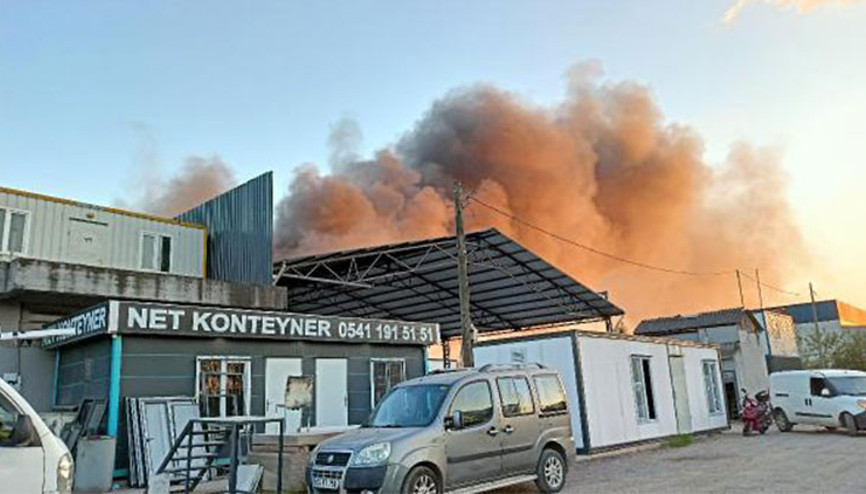 İzmitte geri dönüşüm tesisinin kağıt deposunda yangın: 2 saatte kontrol altına alındı