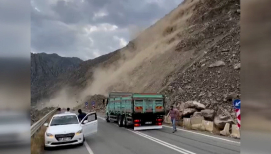 Artvin’de heyelan anı kamerada