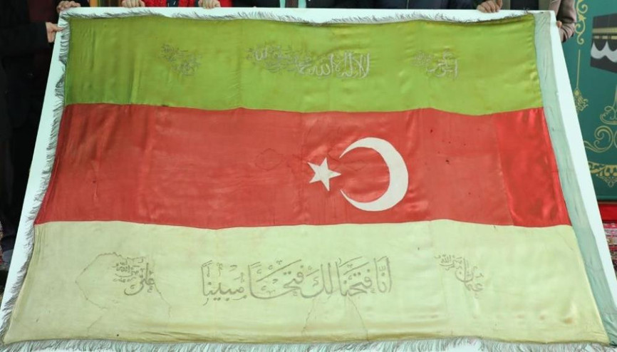 Kayseride 2. Fetih Sancağı bulundu Sancak üç parçalı ve tek yönlü dokuma üzerine işlemeli şekilde... İşte tüm detayları