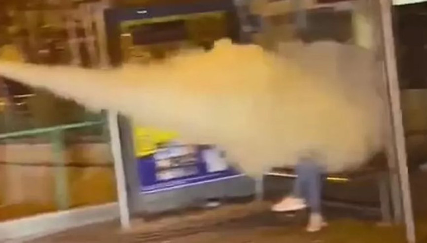 Bursada otobüs durağında bekleyen kişiye yangın tüpü sıktılar... O anlar kamerada