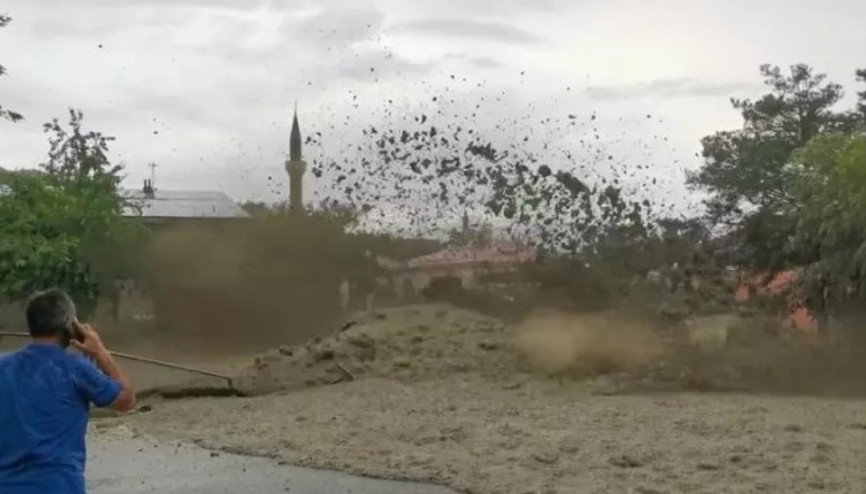 Erzincan’da şiddetli sağanak su taşkınlarına neden oldu