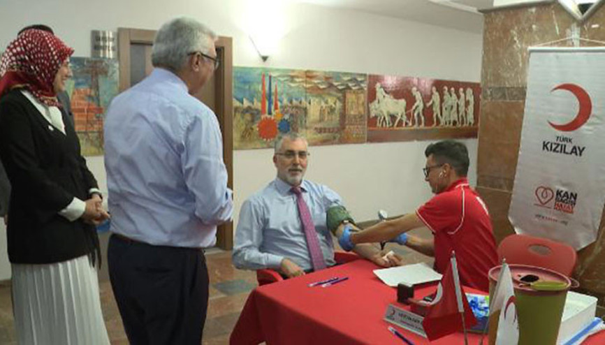 Ulusal Kan ve Kök Hücre Bağışı Kampanyası... Bakan Işıkhan, kan bağışında bulundu