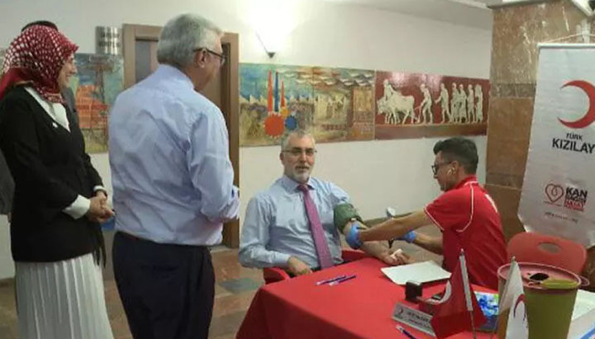 Ulusal Kan ve Kök Hücre Bağışı Kampanyası... Bakan Işıkhan, kan bağışında bulundu