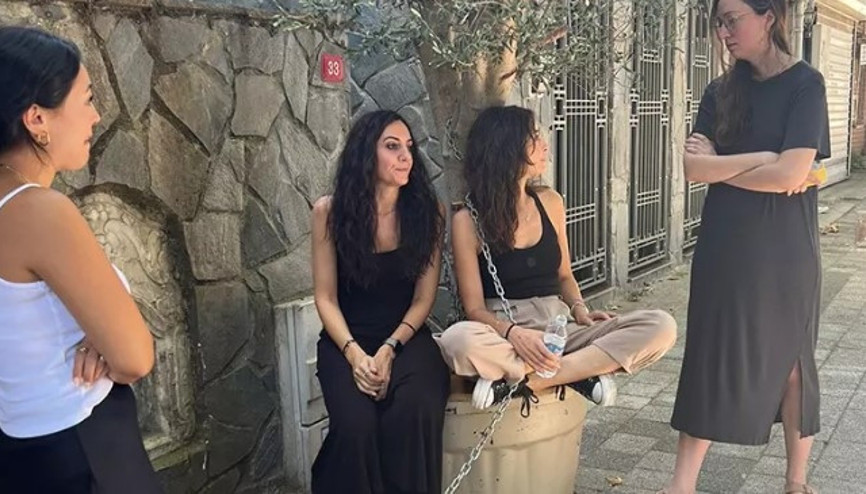 Sarıyer’de zeytin ağacı tartışması: Kendini ağaca zincirledi Sarıyer’de zeytin ağacı tartışması: Kendini ağaca zincirledi