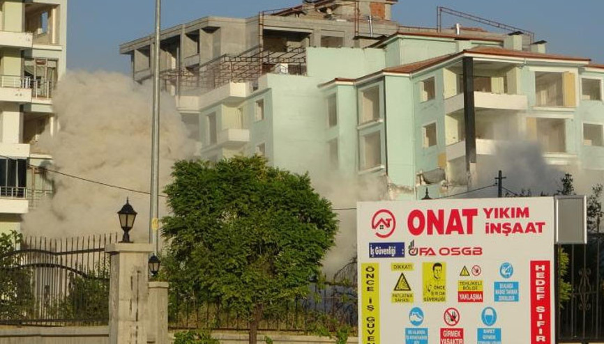Malatya’da ağır hasarlı binaların patlayıcı ile yıkımları sürüyor