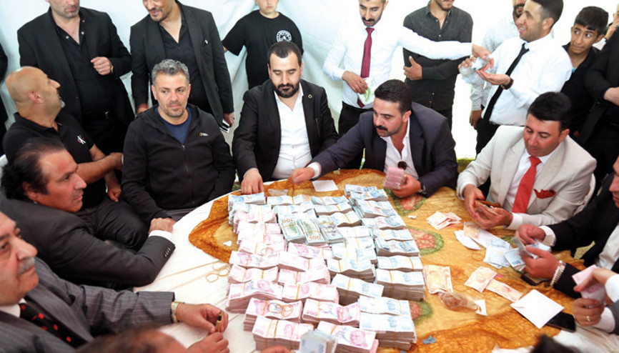 Aşiretlerden düğüne cenazeye yeni kriter ‘Açık mendil’den ‘kapalı zarf’a geçtiler Aşiretlerden düğüne cenazeye yeni kriter ‘Açık mendil’den ‘kapalı zarf’a geçtiler