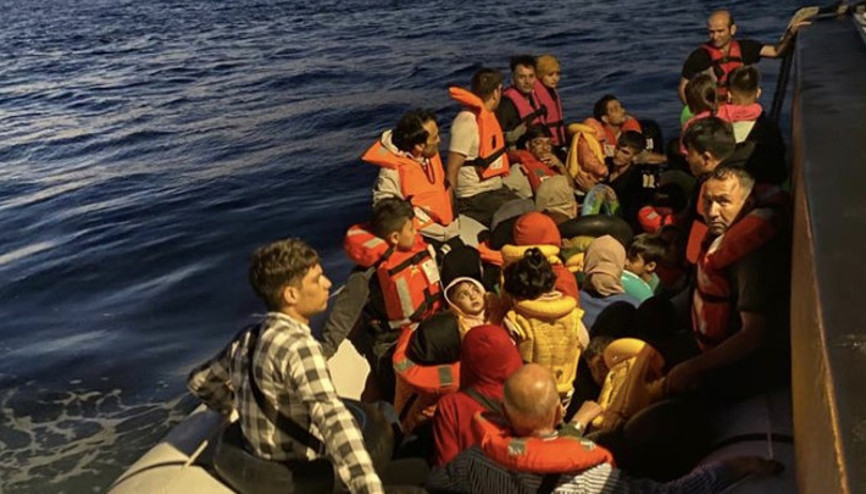 Çanakkalede lastik bottaki 39 kaçak göçmen yakalandı