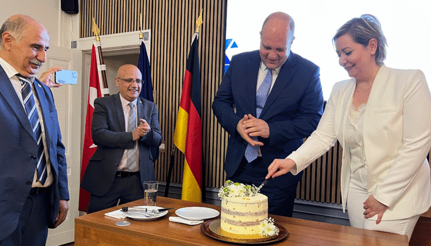 Veda töreninde 20’nci yıl pastası