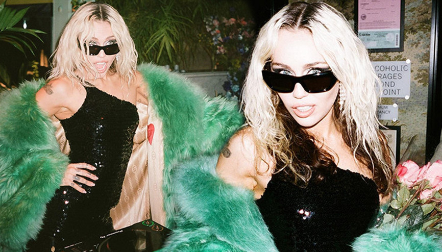 15 yaşında verdiği olay yaratan yarı çıplak pozu savundu: Ailem fotoğraf çekilirken yanımdaydı