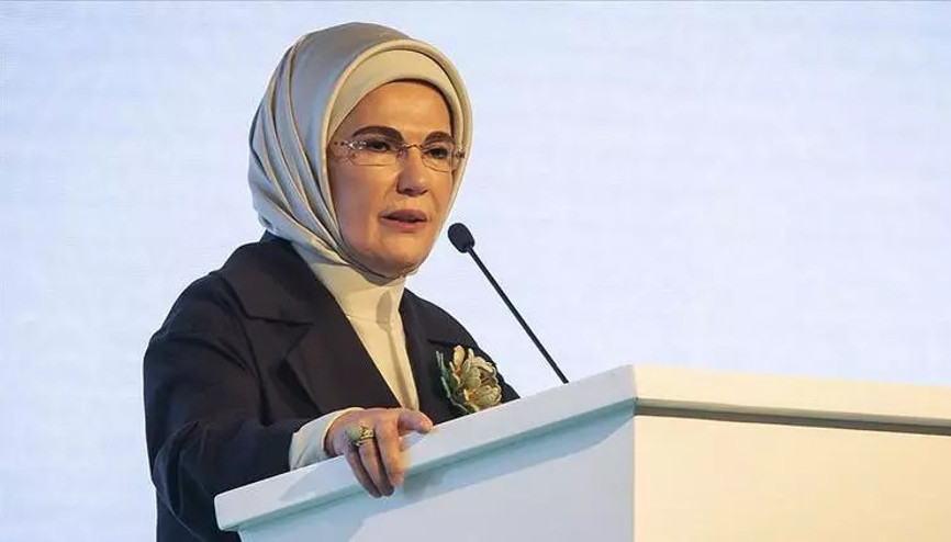 Emine Erdoğan Van Gölündeki çalışmalarla ilgili bilgi aldı