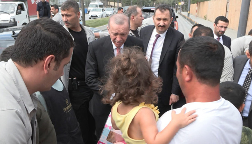 Cumhurbaşkanı Erdoğan vatandaşlarla sohbet etti, çocuklara oyuncak dağıttı