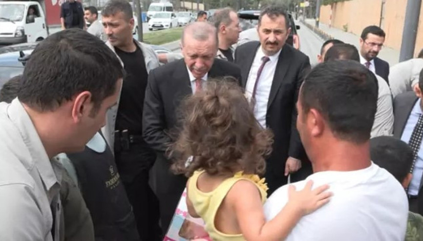 Cumhurbaşkanı Erdoğan, çocuklara oyuncak dağıtıp çevredekilerle sohbet etti