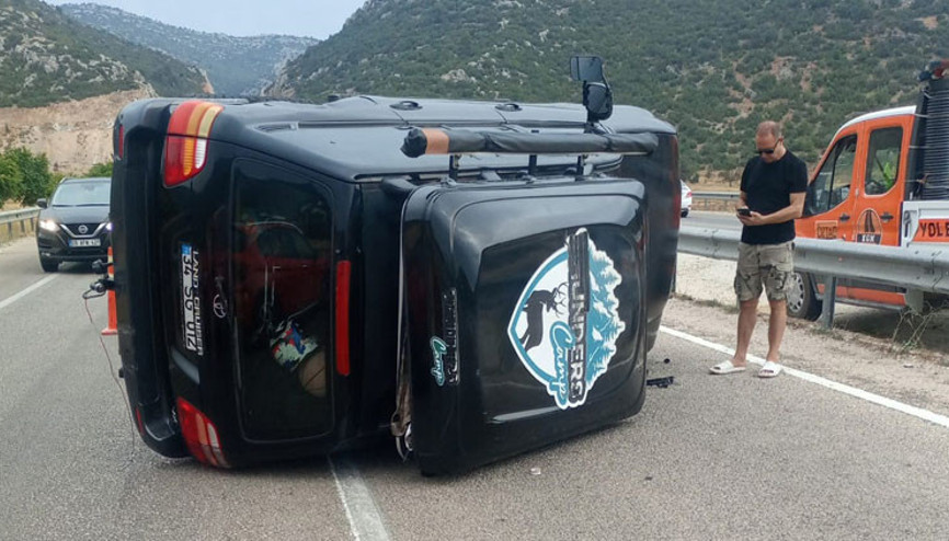 Ünlü sanatçı Sümer Ezgü, aracıyla kaza yaptı