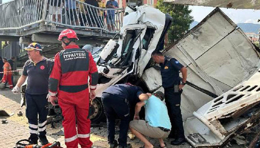 Üst geçidin ayağına çarptı Milas’taki kazada TIR sürücüsü öldü