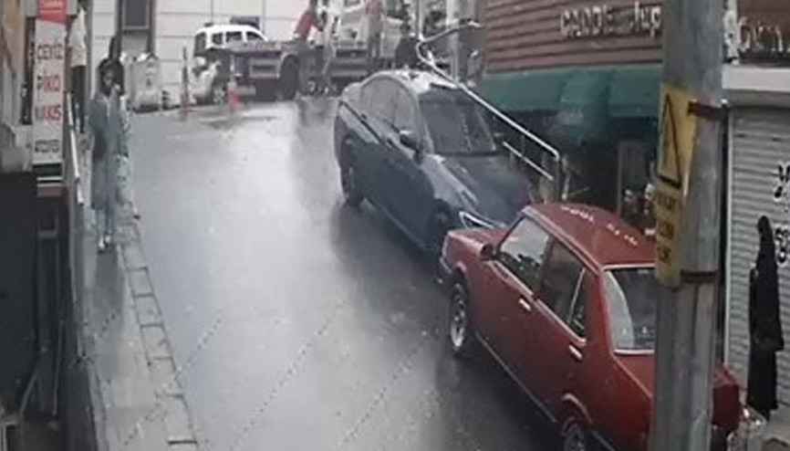 İstanbulda akılalmaz olay Dükkanındaki yağı sokağa boşaltıp ortalığı birbirine kattı