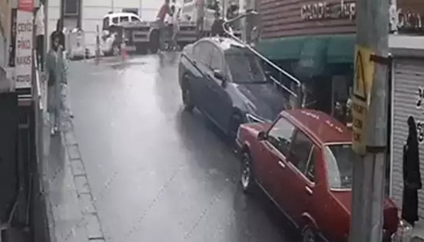 Arnavutköy’de dönerci sahibi, içeri sızan yağları caddeye boşaltınca ilginç görüntüler ortaya çıktı