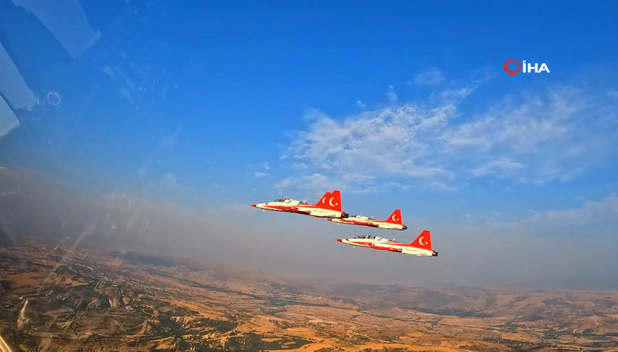 HÜRJET, Türk Yıldızları ile birlikte kol uçuşu yaptı