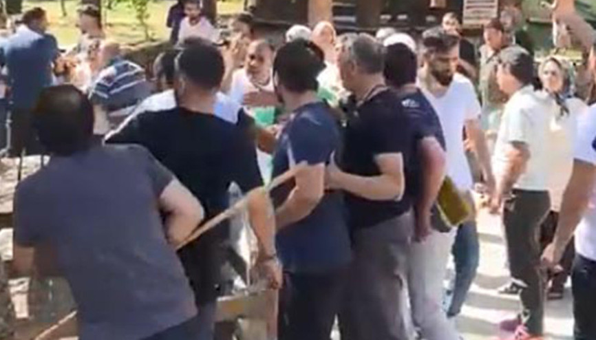 Türbede anahtar kavgası: Tekme ve yumruklarla birbirlerine girdiler Türbede anahtar kavgası: Tekme ve yumruklarla birbirlerine girdiler