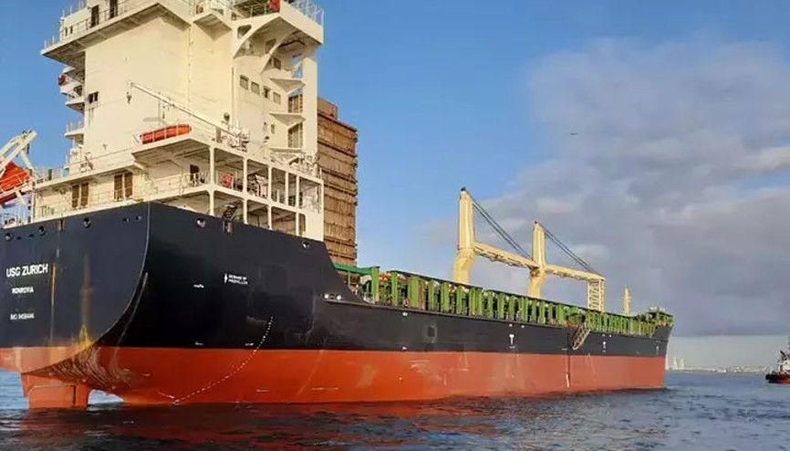 İstanbul Boğazında arızalanan gemi Ahırkapıya demirledi