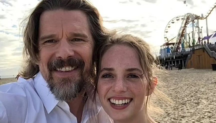 Ünlü aktör yönetmen koltuğuna oturdu, kızı başrol oynadı: Cinsellik içeren sahneleri çekerken hiç zorlanmadık Ünlü aktör yönetmen koltuğuna oturdu, kızı başrol oynadı: Cinsellik içeren sahneleri çekerken hiç zorlanmadık