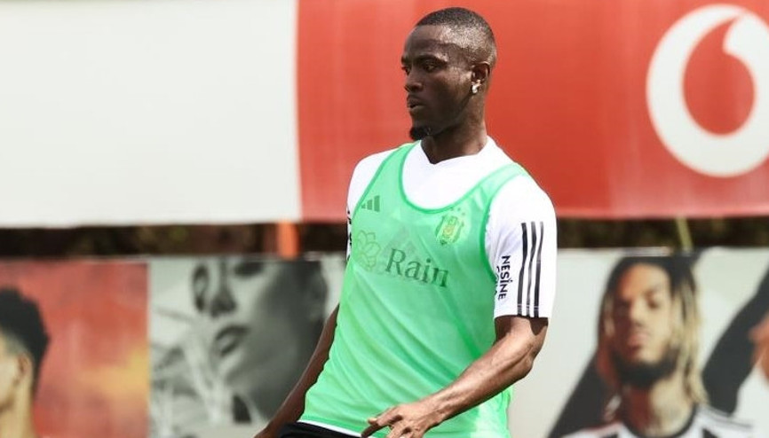 Beşiktaşta yeni transfer Eric Bailly, takımla ilk antrenmanına çıktı