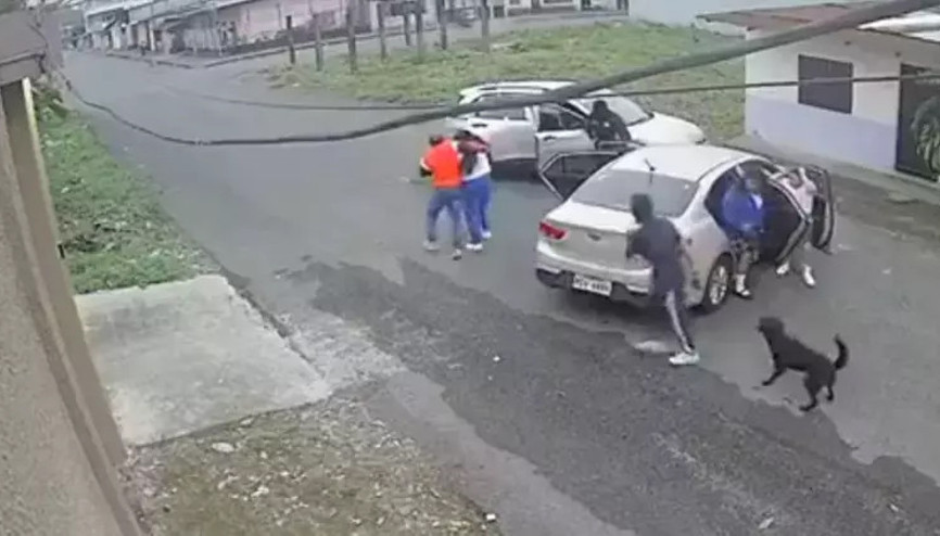 Aracın önünü kesip kız çocuğunu kaçırdılar