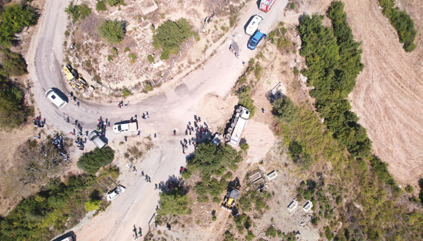 Virajı alamadı kalabalığın arasına daldı: Katliam gibi kaza Virajı alamadı kalabalığın arasına daldı: Katliam gibi kaza