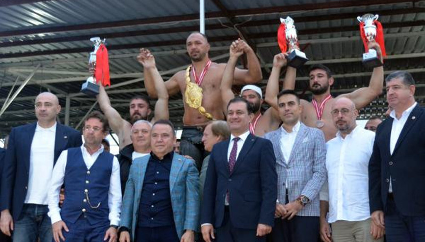Tarihi Elmalı Yağlı Güreşlerinde başpehlivan Ali Gürbüz oldu