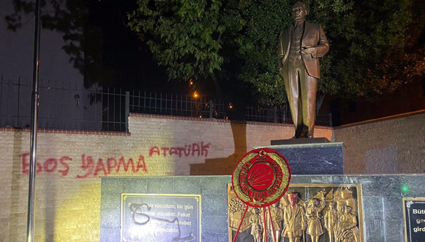 İzmirde Atatürk Anıtına çirkin saldırı: Tutuklandı
