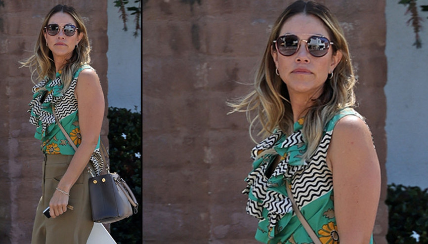 Evliyken aldatma iddiaları bitmiyor... Yan yana oturuyorlardı.. Adamın eli, kadının dizindeydi Evliyken aldatma iddiaları bitmiyor... Yan yana oturuyorlardı.. Adamın eli, kadının dizindeydi