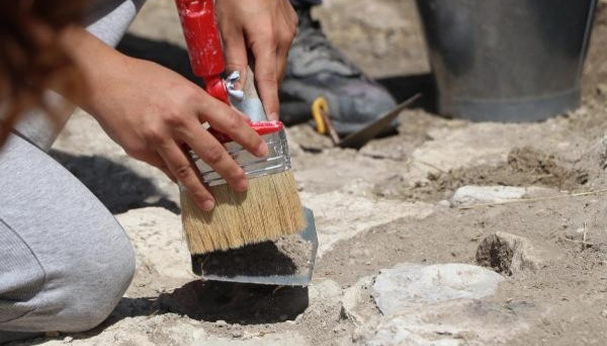 Karbonize olmuş üzüm çekirdeği bulundu... Roma, Helenistik ve Geç Tunç Çağına ait tabakalara ulaşıldı...