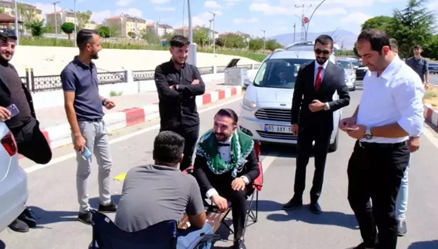 Düğün konvoyunun önünü kesip damatla tavla oynayıp, bahşiş aldılar