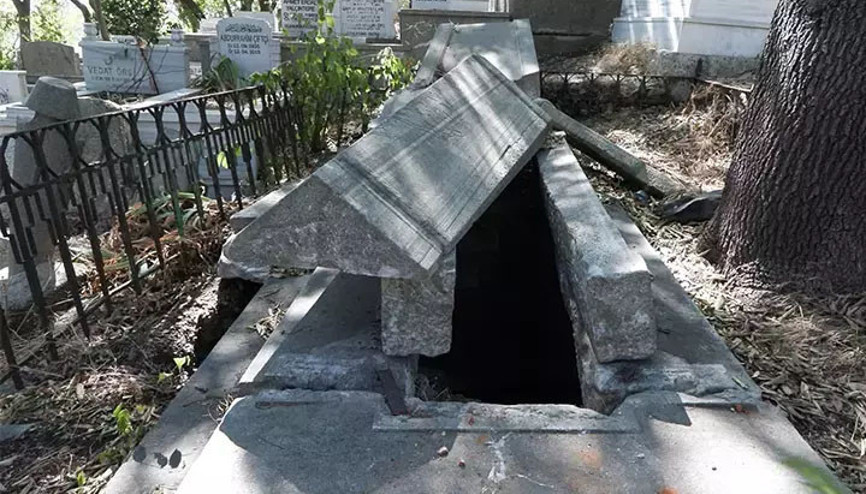 İstanbulda defineciler Eyüpsultan Mezarlığını talan etti