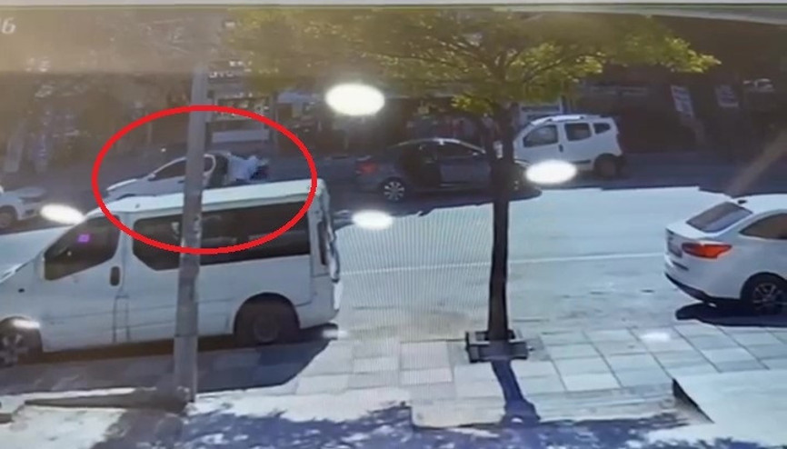 Altın dolu çantayı saniyeler içinde çaldılar O anlar kameraya yansıdı